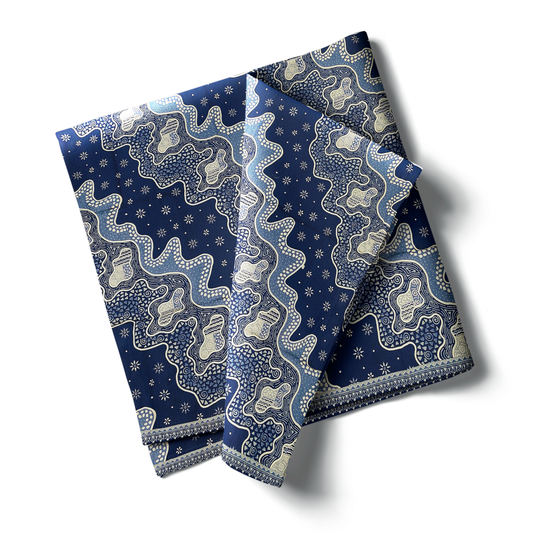 Dua lembar kain Doby Cap Parang Lembayung dengan motif batik Parang dan detail bunga. Satu lembar berwarna maroon dan satu lagi berwarna biru tua atau navy. Kain dilipat rapi di atas latar belakang putih.