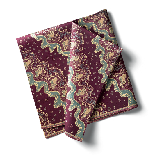 Dua lembar kain Doby Cap Parang Lembayung dengan motif batik Parang dan detail bunga. Satu lembar berwarna maroon dan satu lagi berwarna biru tua atau navy. Kain dilipat rapi di atas latar belakang putih.